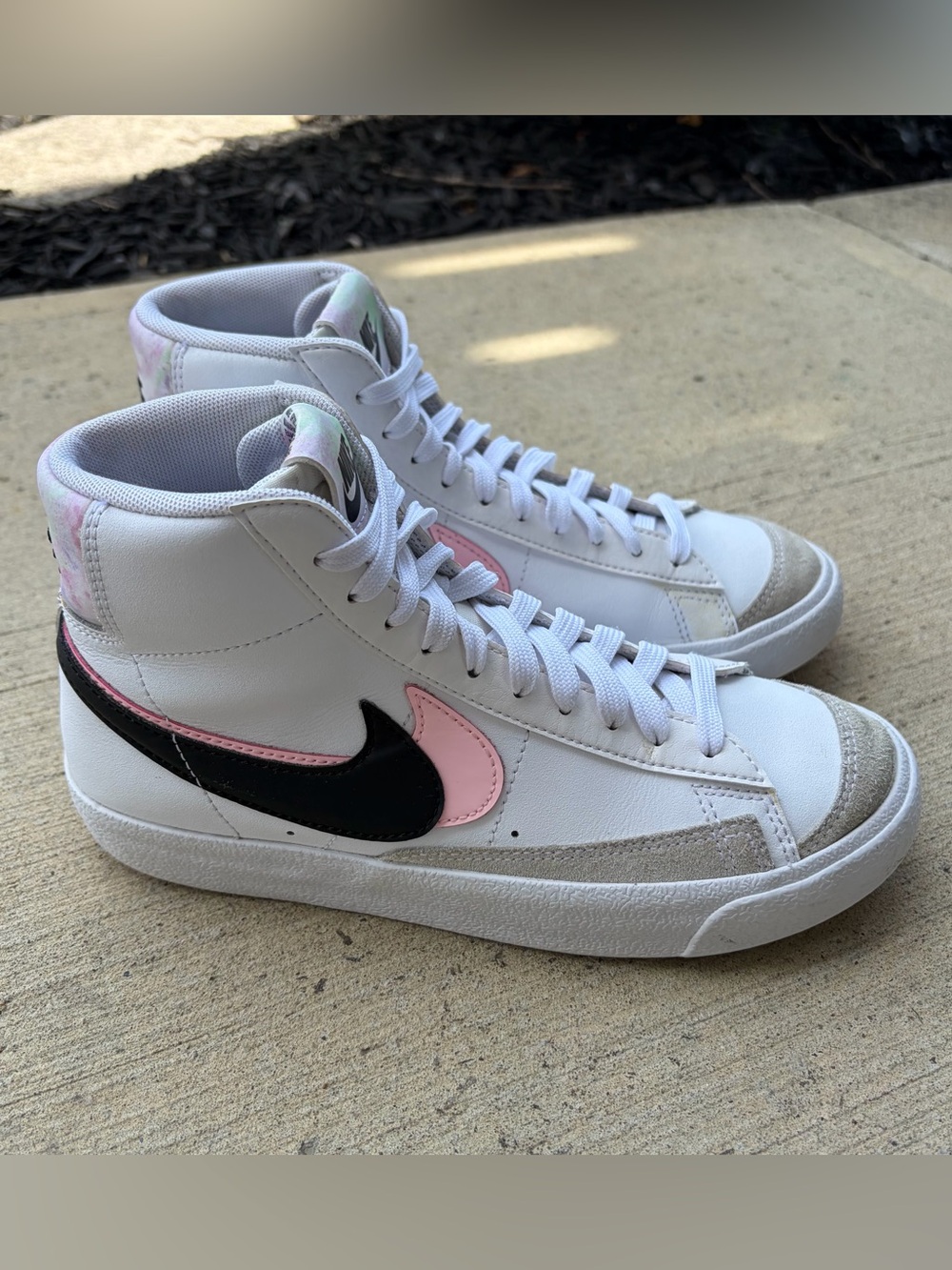 Nike Blazer Mid 77 SE GS Double Swoosh White Arctic Punch Sneakers.